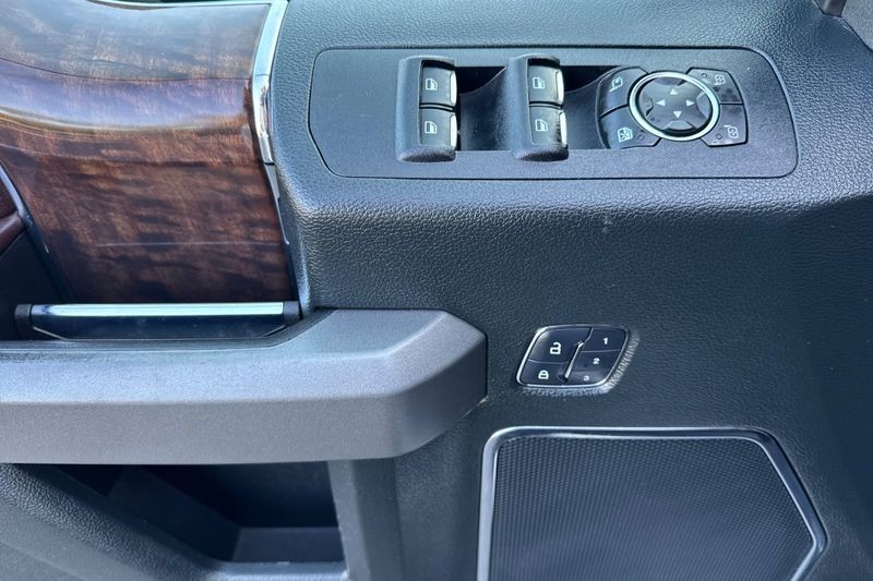 Ford F-150 Vehicle Full-screen Gallery Image 10