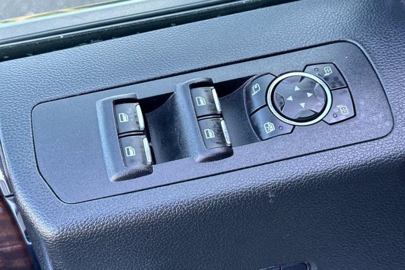 Ford F-150 Vehicle Full-screen Gallery Image 11