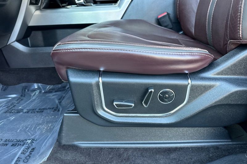 Ford F-150 Vehicle Full-screen Gallery Image 12