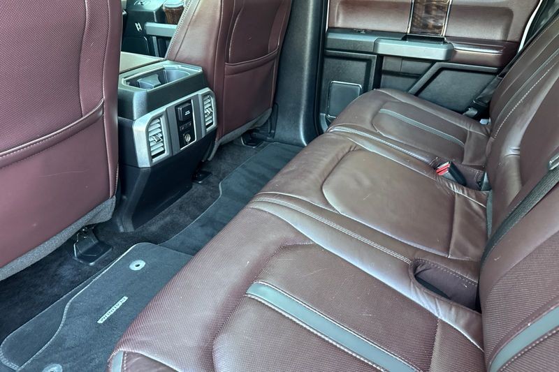 Ford F-150 Vehicle Full-screen Gallery Image 13