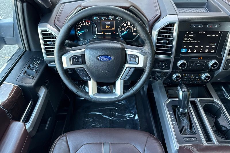 Ford F-150 Vehicle Full-screen Gallery Image 15