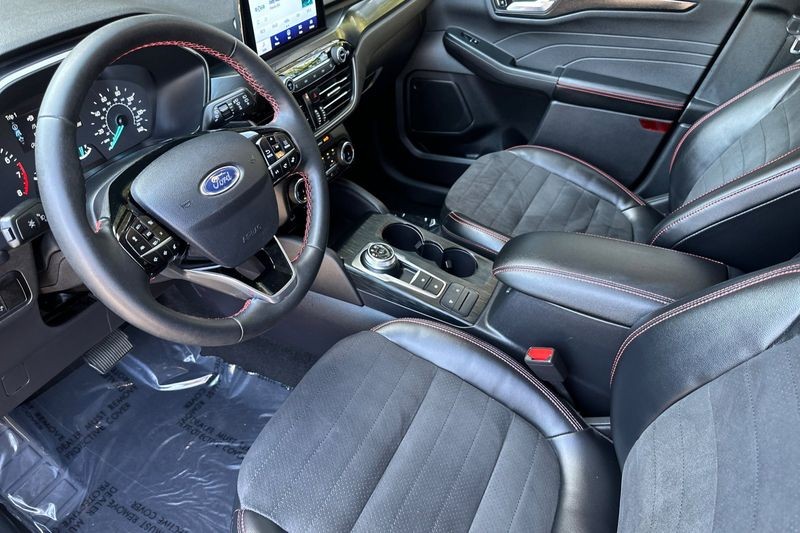 Ford Escape Vehicle Full-screen Gallery Image 09