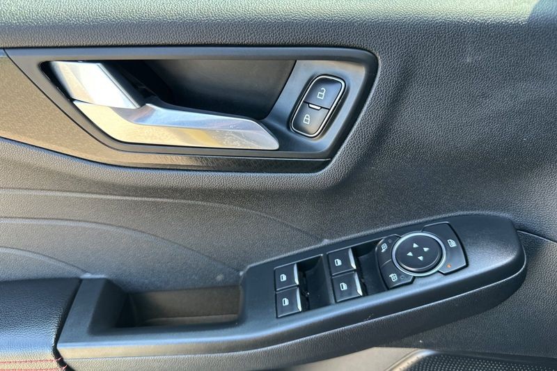 Ford Escape Vehicle Full-screen Gallery Image 10