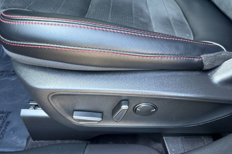 Ford Escape Vehicle Full-screen Gallery Image 12