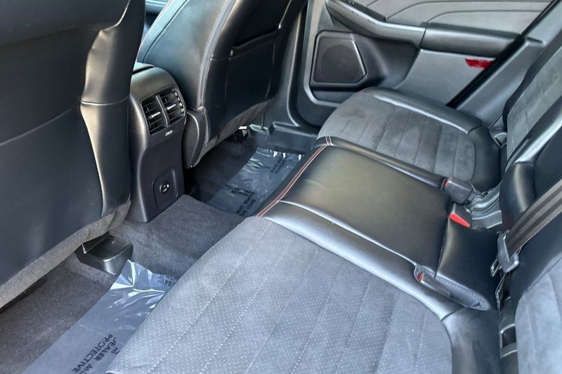 Ford Escape Vehicle Full-screen Gallery Image 13