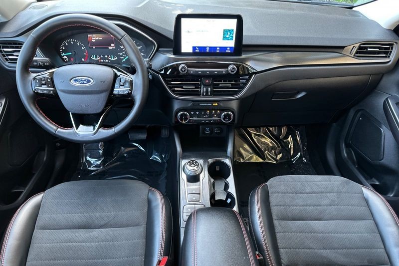 Ford Escape Vehicle Full-screen Gallery Image 14