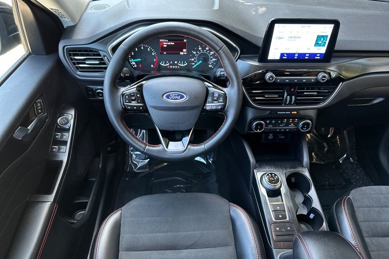 Ford Escape Vehicle Full-screen Gallery Image 15