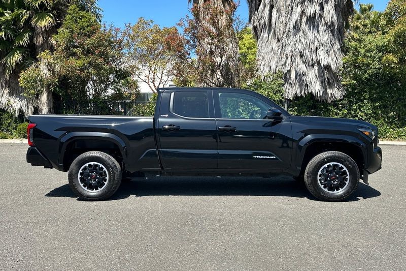 Toyota Tacoma Vehicle Full-screen Gallery Image 02
