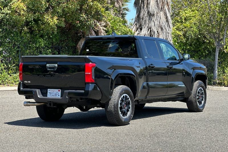 Toyota Tacoma Vehicle Full-screen Gallery Image 03