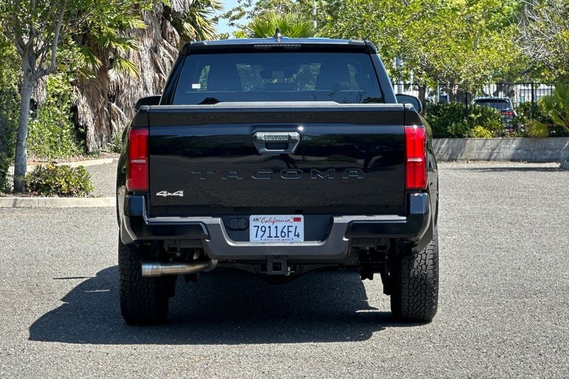 Toyota Tacoma Vehicle Full-screen Gallery Image 04