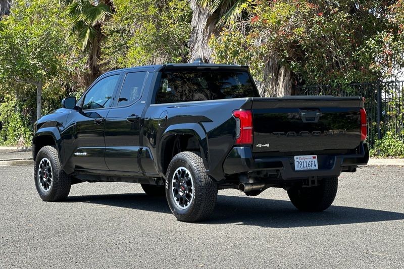 Toyota Tacoma Vehicle Full-screen Gallery Image 05