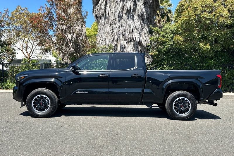Toyota Tacoma Vehicle Full-screen Gallery Image 07