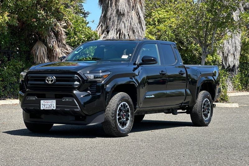 Toyota Tacoma Vehicle Full-screen Gallery Image 08