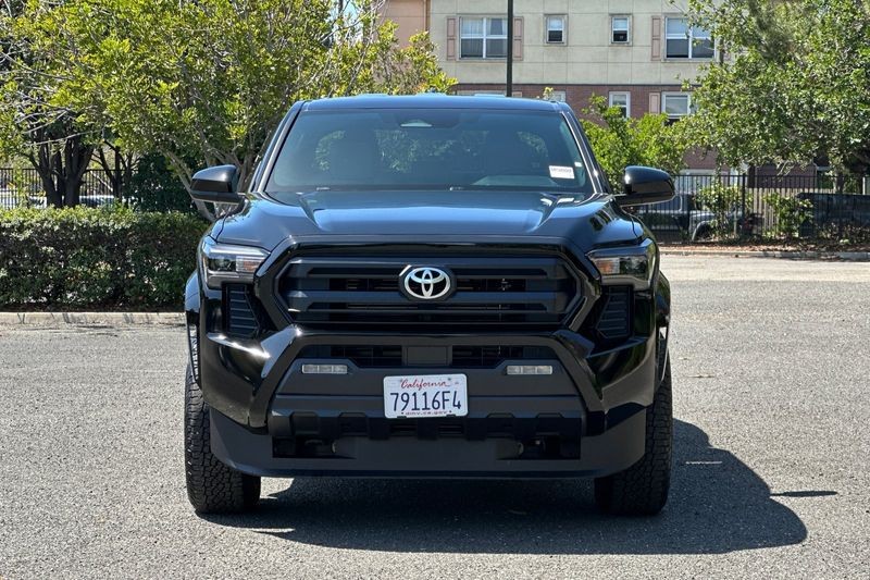 Toyota Tacoma Vehicle Full-screen Gallery Image 09