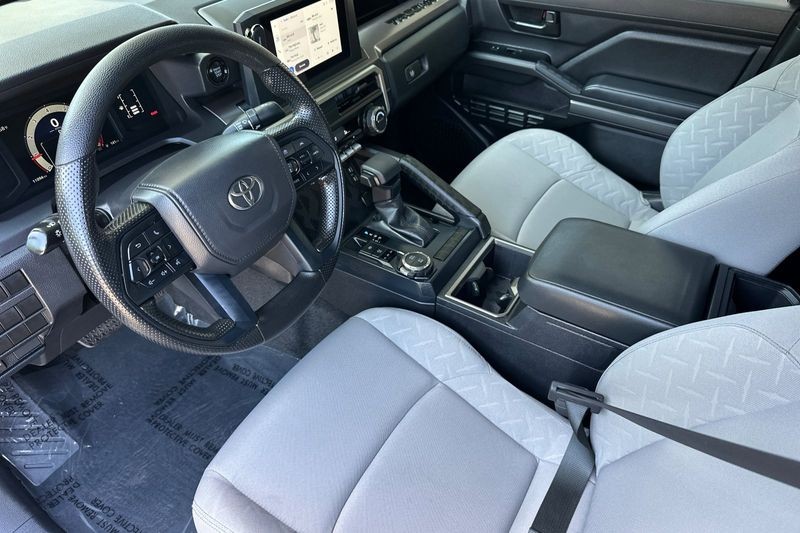 Toyota Tacoma Vehicle Full-screen Gallery Image 10