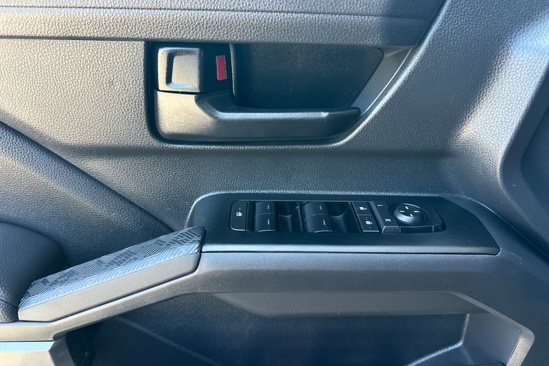 Toyota Tacoma Vehicle Full-screen Gallery Image 11