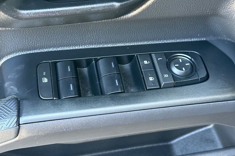 Toyota Tacoma Vehicle Full-screen Gallery Image 12