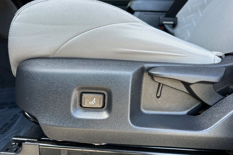 Toyota Tacoma Vehicle Full-screen Gallery Image 13