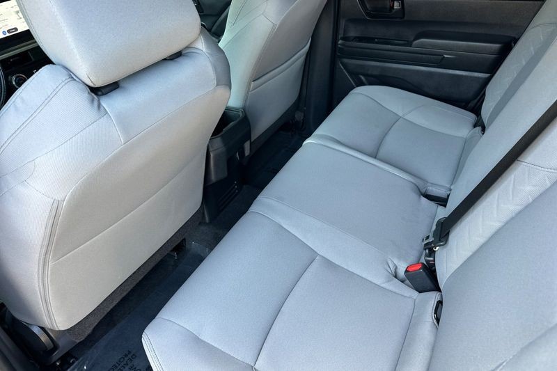 Toyota Tacoma Vehicle Full-screen Gallery Image 14