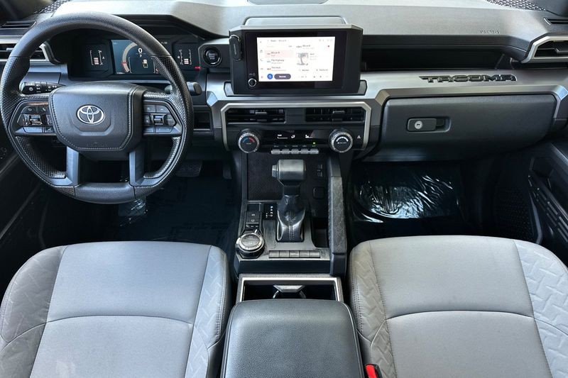 Toyota Tacoma Vehicle Full-screen Gallery Image 15