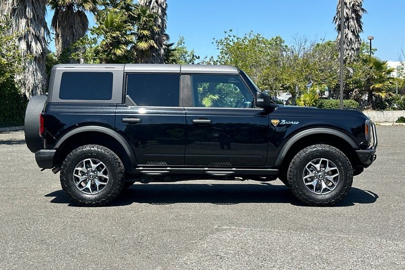 Ford Bronco Vehicle Full-screen Gallery Image 02