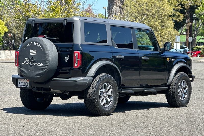 Ford Bronco Vehicle Full-screen Gallery Image 03