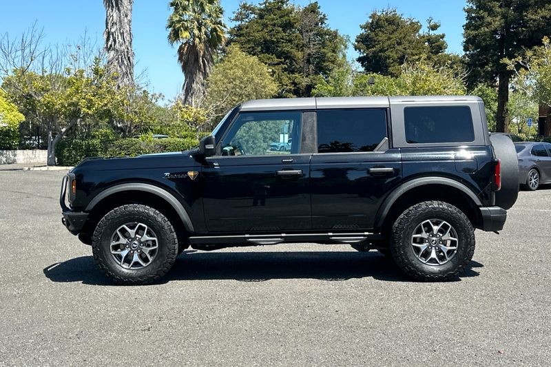 Ford Bronco Vehicle Full-screen Gallery Image 06