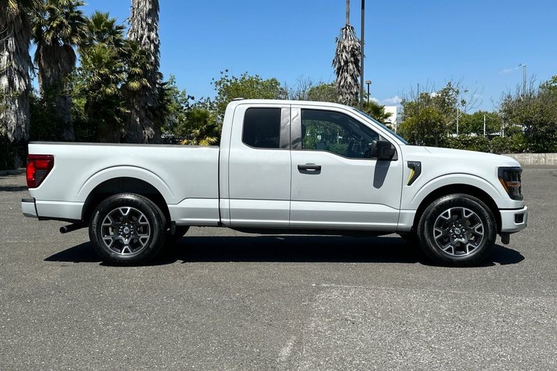 Ford F-150 Vehicle Full-screen Gallery Image 02