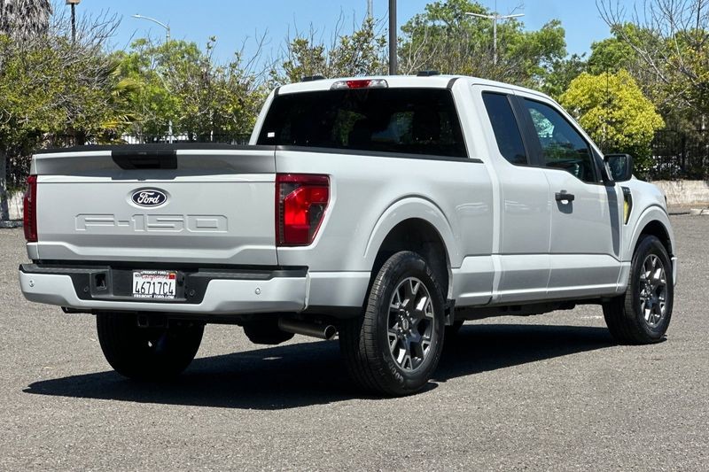 Ford F-150 Vehicle Full-screen Gallery Image 03