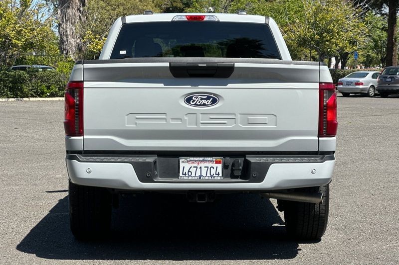 Ford F-150 Vehicle Full-screen Gallery Image 04