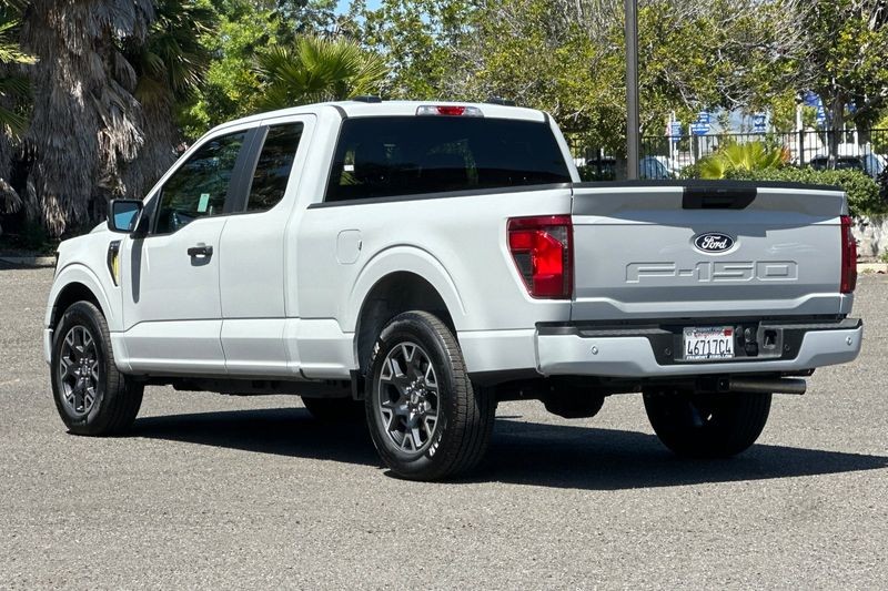 Ford F-150 Vehicle Full-screen Gallery Image 05