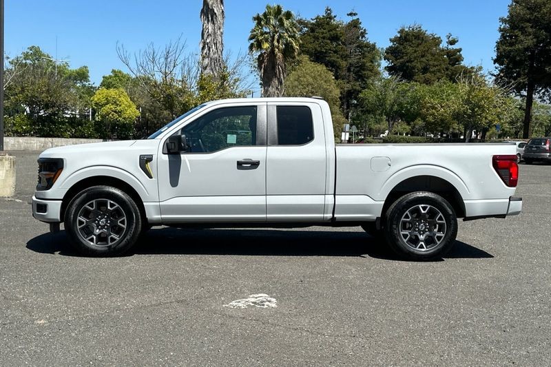 Ford F-150 Vehicle Full-screen Gallery Image 07