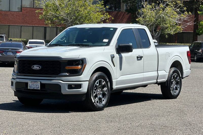 Ford F-150 Vehicle Full-screen Gallery Image 08