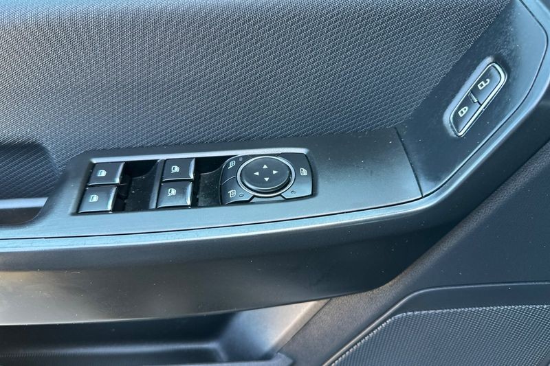Ford F-150 Vehicle Full-screen Gallery Image 11