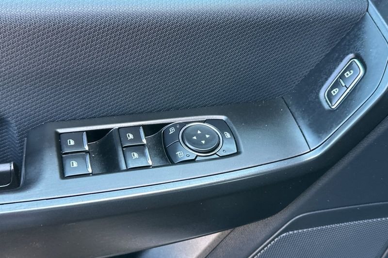 Ford F-150 Vehicle Full-screen Gallery Image 12