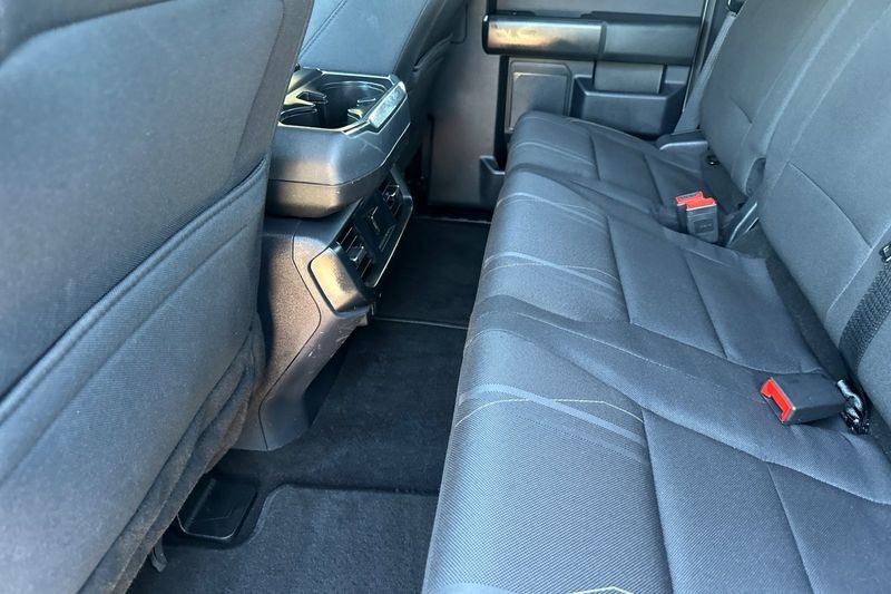 Ford F-150 Vehicle Full-screen Gallery Image 14