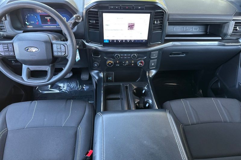 Ford F-150 Vehicle Full-screen Gallery Image 15