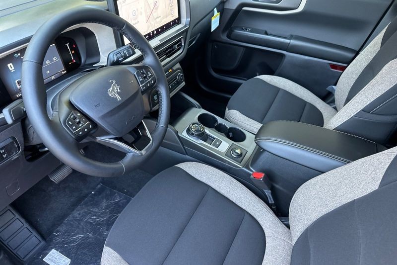 Ford Bronco Sport Vehicle Full-screen Gallery Image 09