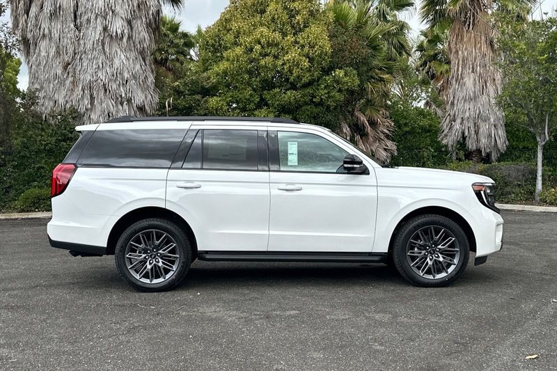 Ford Expedition Vehicle Full-screen Gallery Image 02