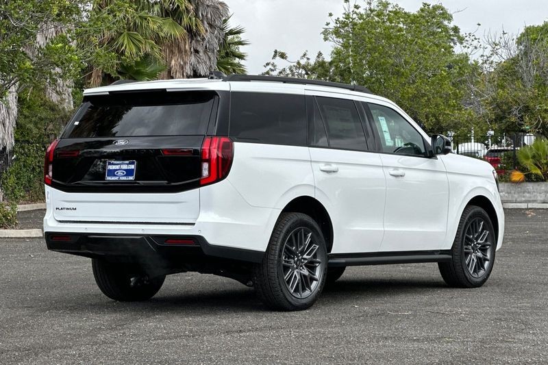 Ford Expedition Vehicle Full-screen Gallery Image 03