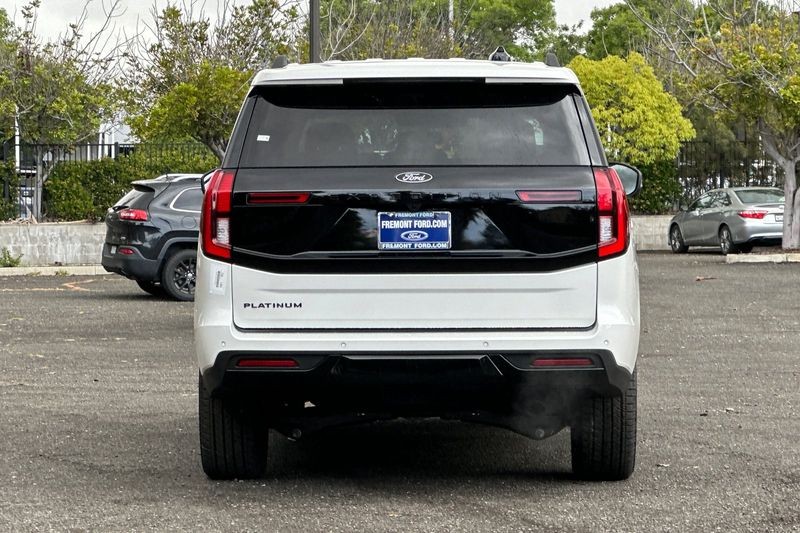 Ford Expedition Vehicle Full-screen Gallery Image 04