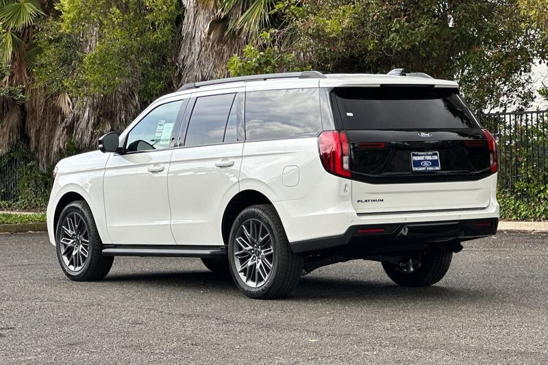 Ford Expedition Vehicle Full-screen Gallery Image 05