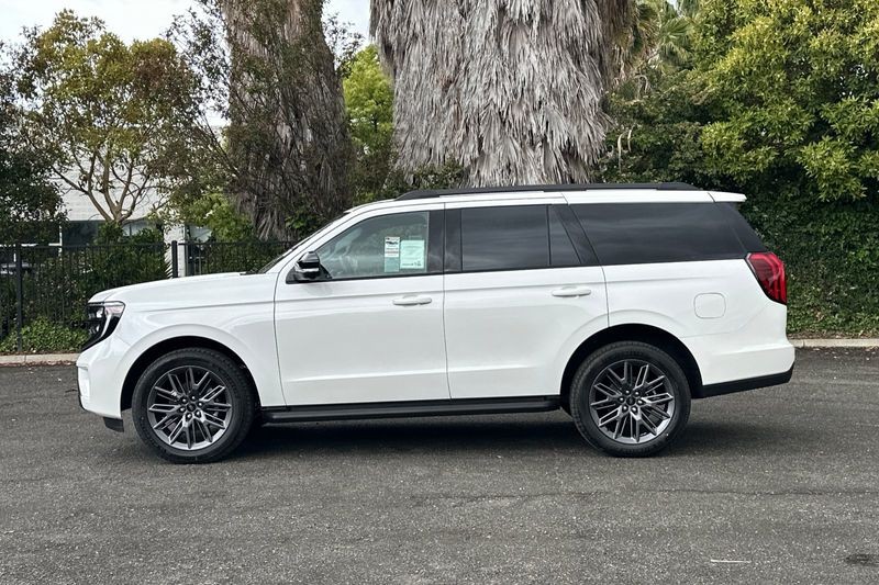 Ford Expedition Vehicle Full-screen Gallery Image 06