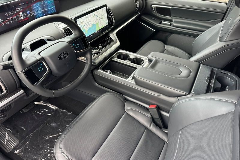 Ford Expedition Vehicle Full-screen Gallery Image 09