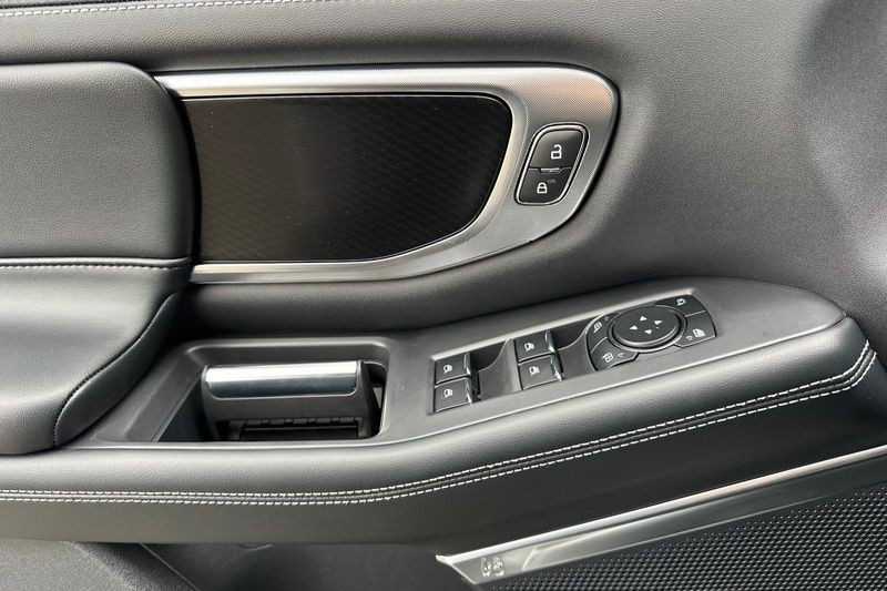 Ford Expedition Vehicle Full-screen Gallery Image 10