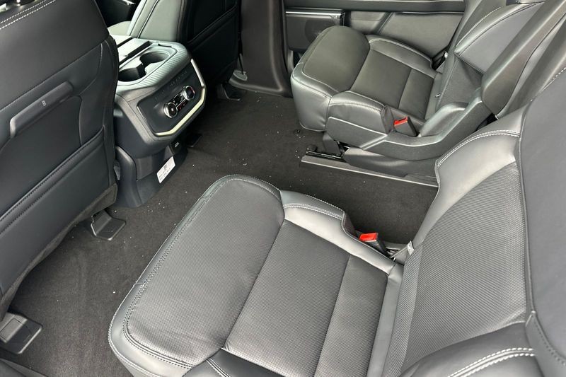 Ford Expedition Vehicle Full-screen Gallery Image 12