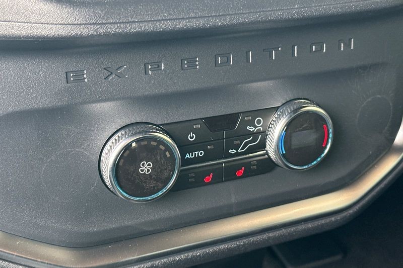 Ford Expedition Vehicle Full-screen Gallery Image 13