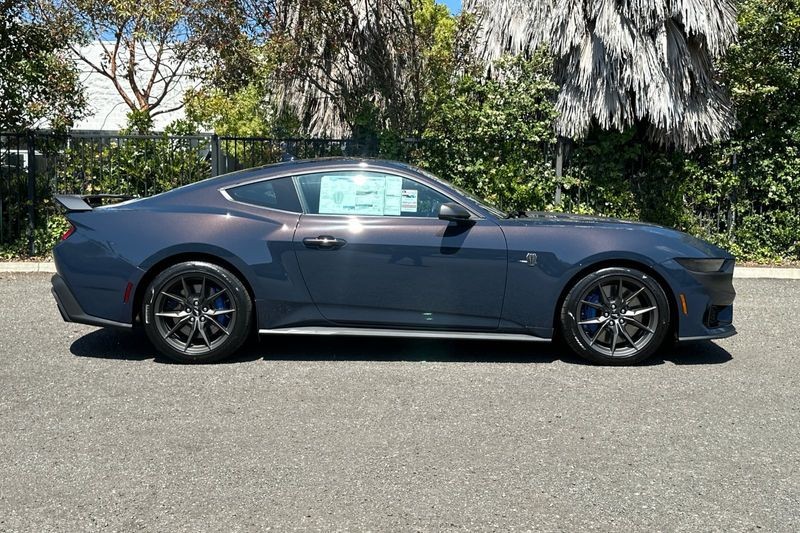 Ford Mustang Vehicle Full-screen Gallery Image 02