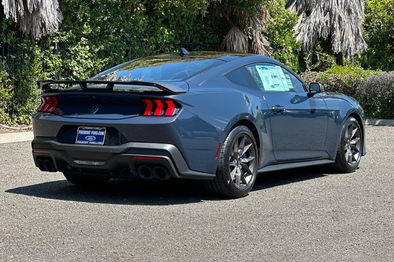 Ford Mustang Vehicle Full-screen Gallery Image 03