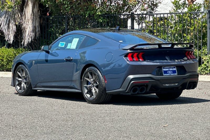 Ford Mustang Vehicle Full-screen Gallery Image 05